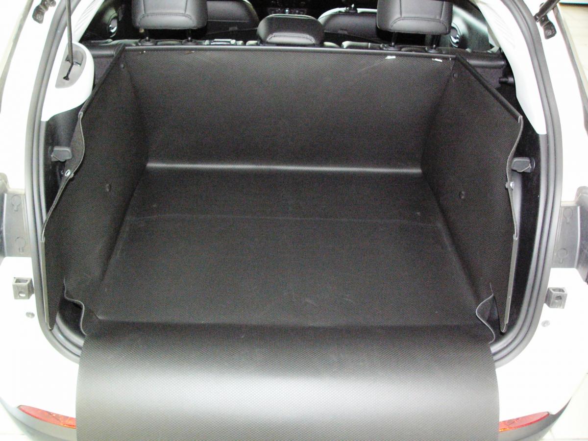 Kofferraumwanne Jeep Compass mit heruntergelassenem Stoßdämpferschutz verhindert jeden Kratzer und Schaden am Fahrzeug und Kofferraum.