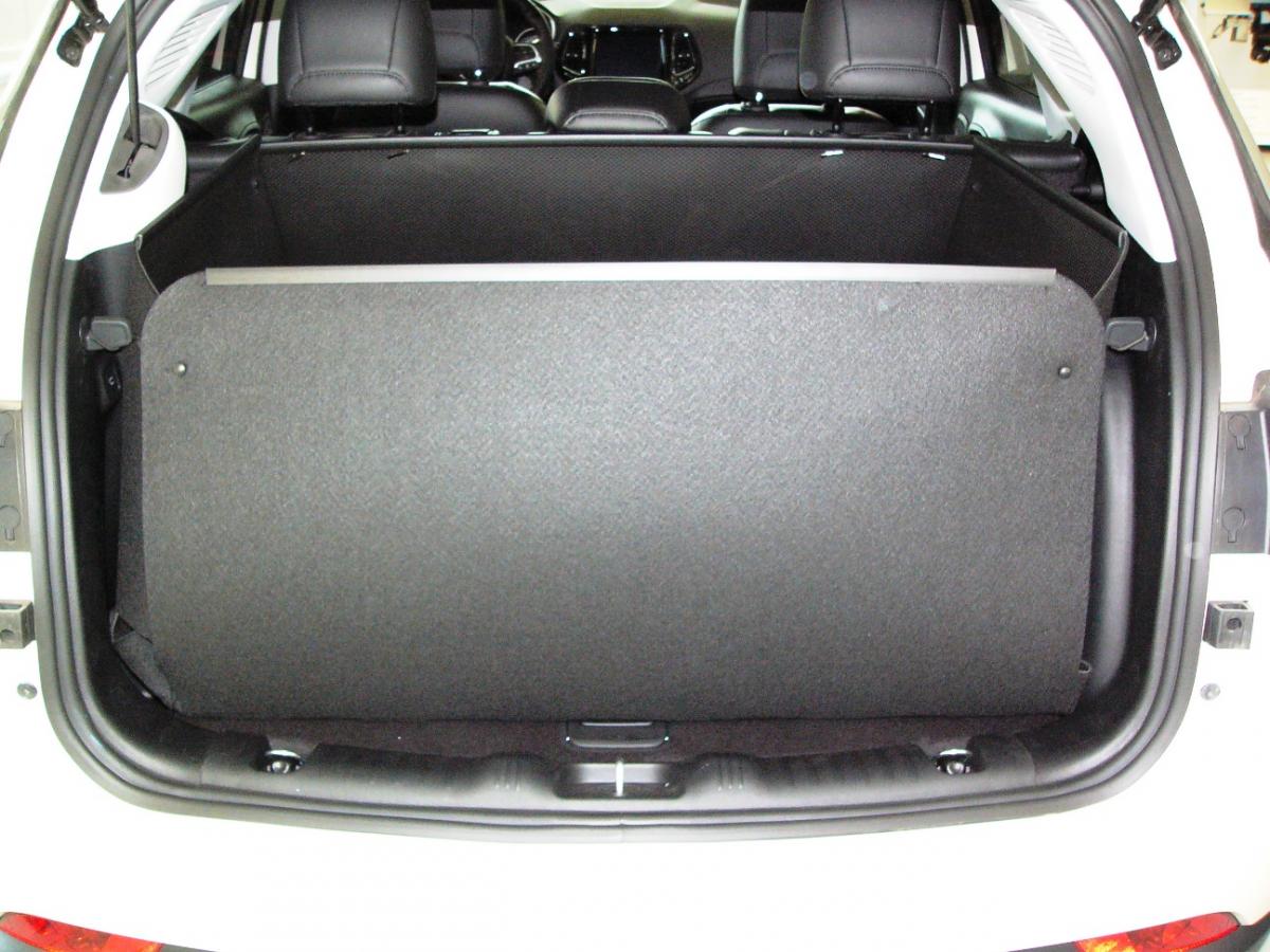 Kofferraumschutz Jeep Compass. Zuverlässiger Schutz wie eine unverwüstliche 2.Haut. Hervorragender Schutz auch für die Heckklappe als die 4. Wand, wasserdicht.