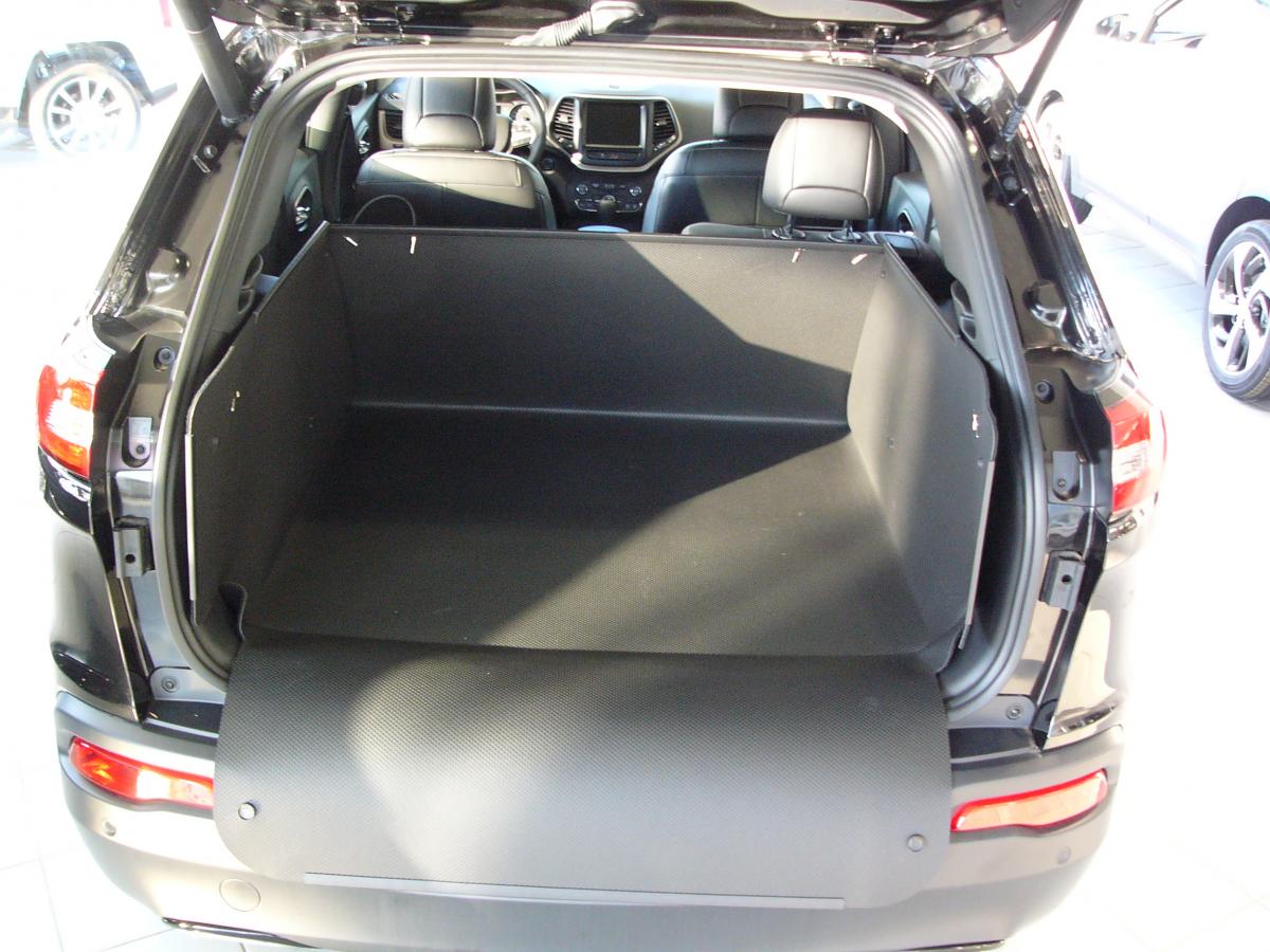 Der hohe Kofferraumschutz für Jeep Cherokee, passgenaue Kofferraumwanne  gegen Schmutz, Nässe und Beschädigung