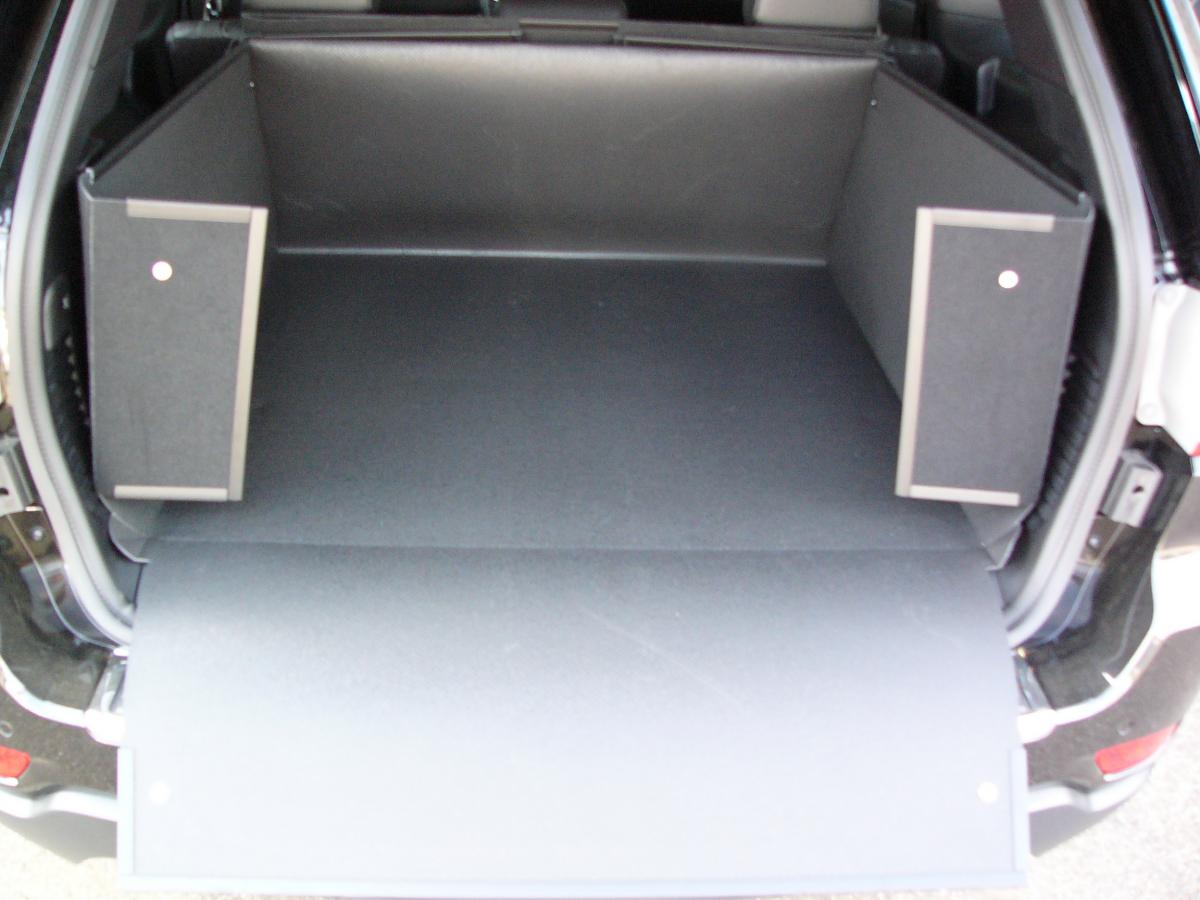 Der hohe Kofferraumschutz für Jeep Grand Cherokee,  passgenaue Kofferraumwanne gegen Schmutz, Nässe und Beschädigung