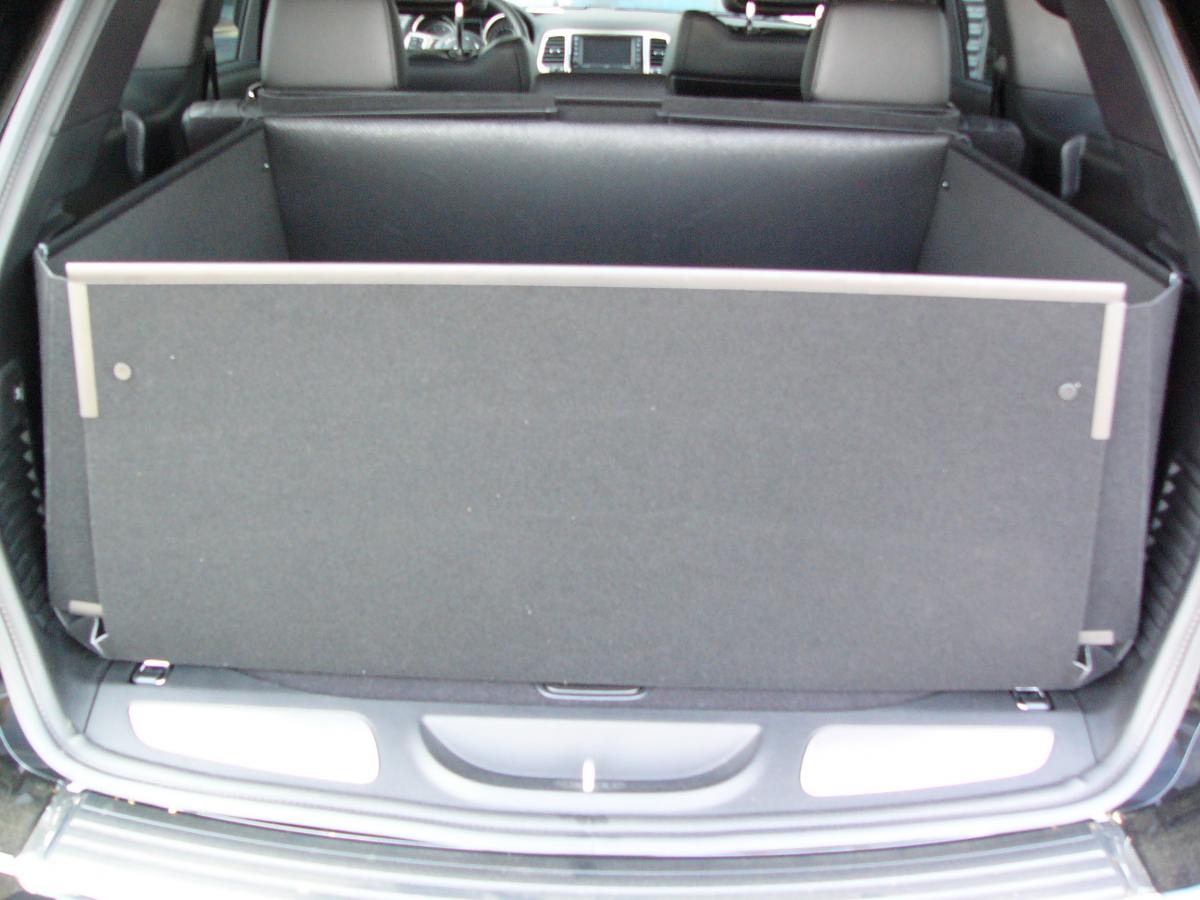 Der hohe Kofferraumschutz für Jeep Grand Cherokee,  passgenaue Kofferraumwanne gegen Schmutz, Nässe und Beschädigung