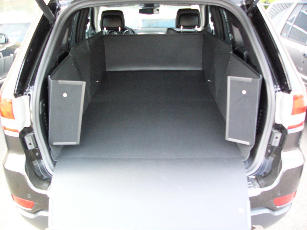 Der hohe Kofferraumschutz für Jeep Grand Cherokee,  passgenaue Kofferraumwanne gegen Schmutz, Nässe und Beschädigung