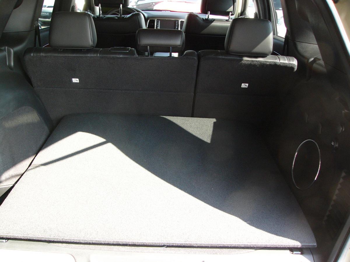 Aus einer Kofferrumbodenmatte für jeep Grand Cherokee können Sie blitzschnell Ihren stabilen Kofferraumschutz entfalten, der Ihnen zum Transport  Ihres triefenden Hundes oder schwerer,  schmutziger Gegenstände bereit steht. Keine Kratzer, kein Schmutz! (s