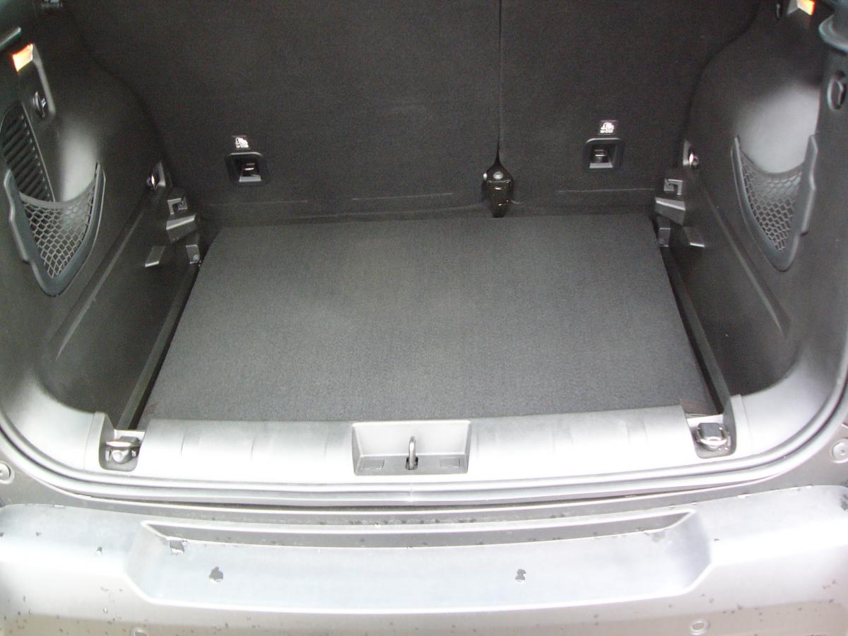 In Sekunden zusammengefaltet entsteht aus dem robusten Kofferraumschutz eine Bodenschutzmatte und umgekehrt entsteht eine Kofferraumwanne.