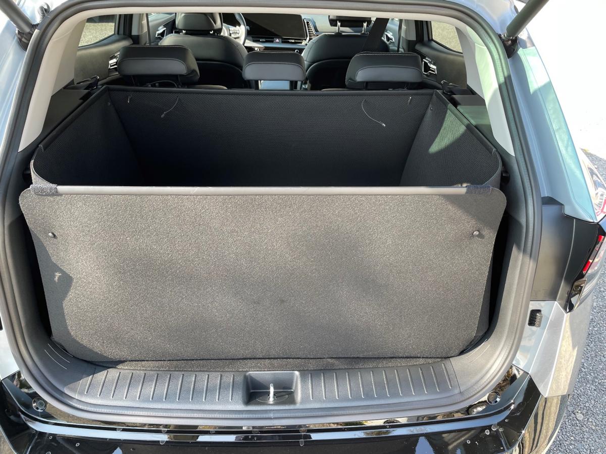 Stoßdämpferschutz hochgeklappt entsteht eine wasserdichte, hohe Kofferrazmwanne. Das ist der beste Schutz für den Kofferraum