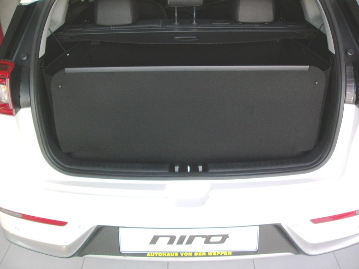 Der Schutz Kia Niro nicht nur für die Wände des Kofferraums, sondern auch der Heckklappe. Wasserdicht, rutschhemmend