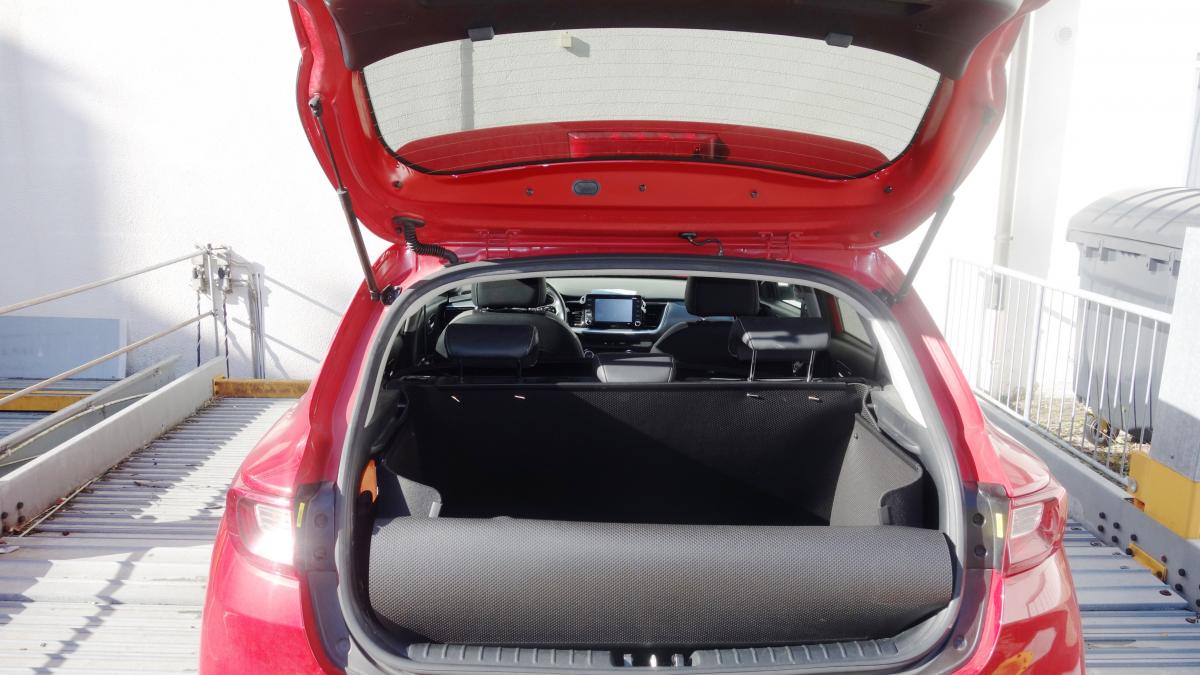 Der Stoßstangenschutz von Kia Stonic dient hochgestellt als Schutz für die Heckklappe.