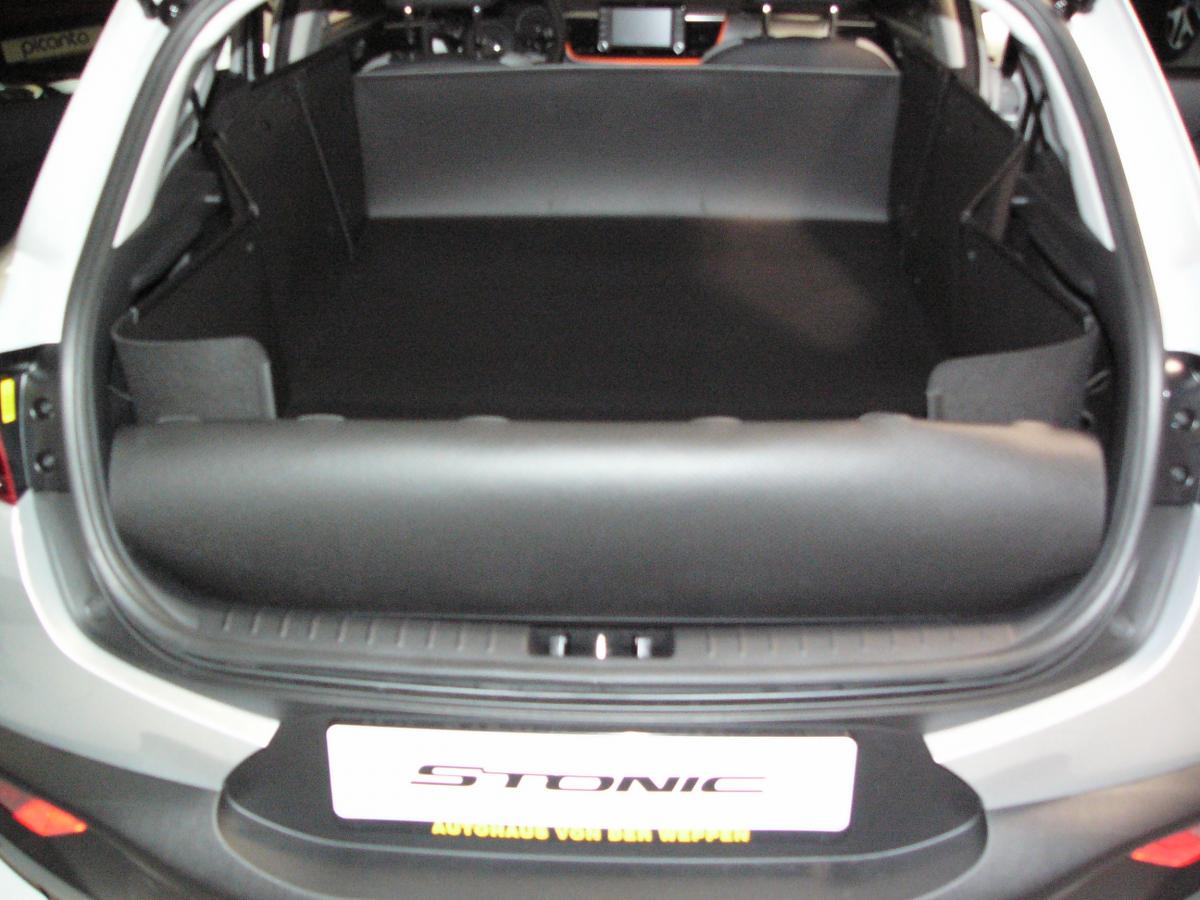 Kofferraumschutz Kia Stonic. Variante L11, Schutz von der Heckklappe bis zu den Vordersitzen, einschl. der Rückenlehnen des Fahrers und Beifahrers