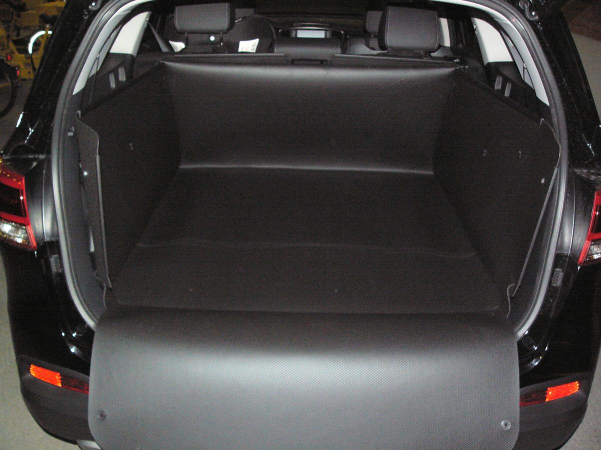 Der hohe Kofferraumschutz für Kia Sorento,  passgenaue, hohe Kofferraumwanne gegen Schmutz, Nässe und Beschädigung