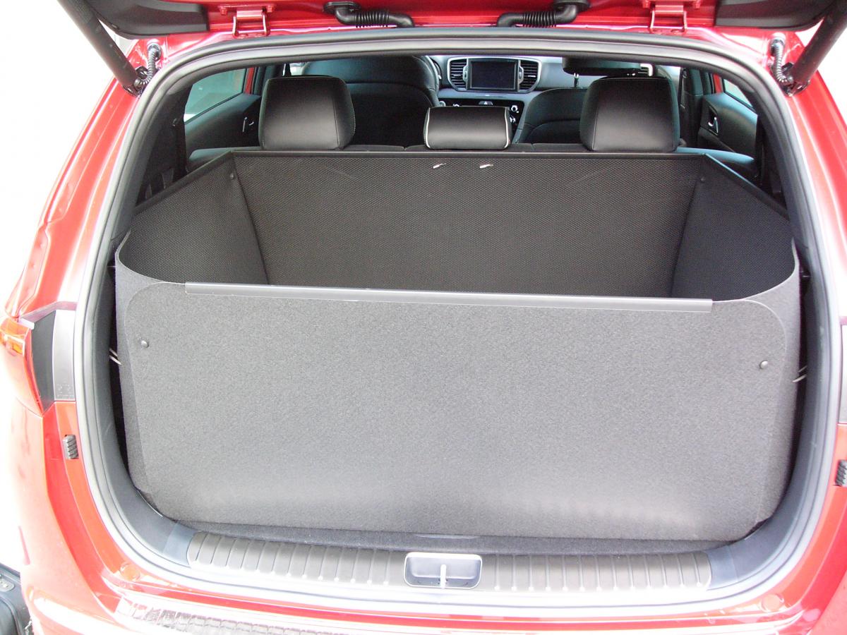 Kofferraumwanne KIA Sportage mit hochgeklappter 4. Wand ist ein wasserdichter, hoher Rundumschutz für jede Transportaufgabe.