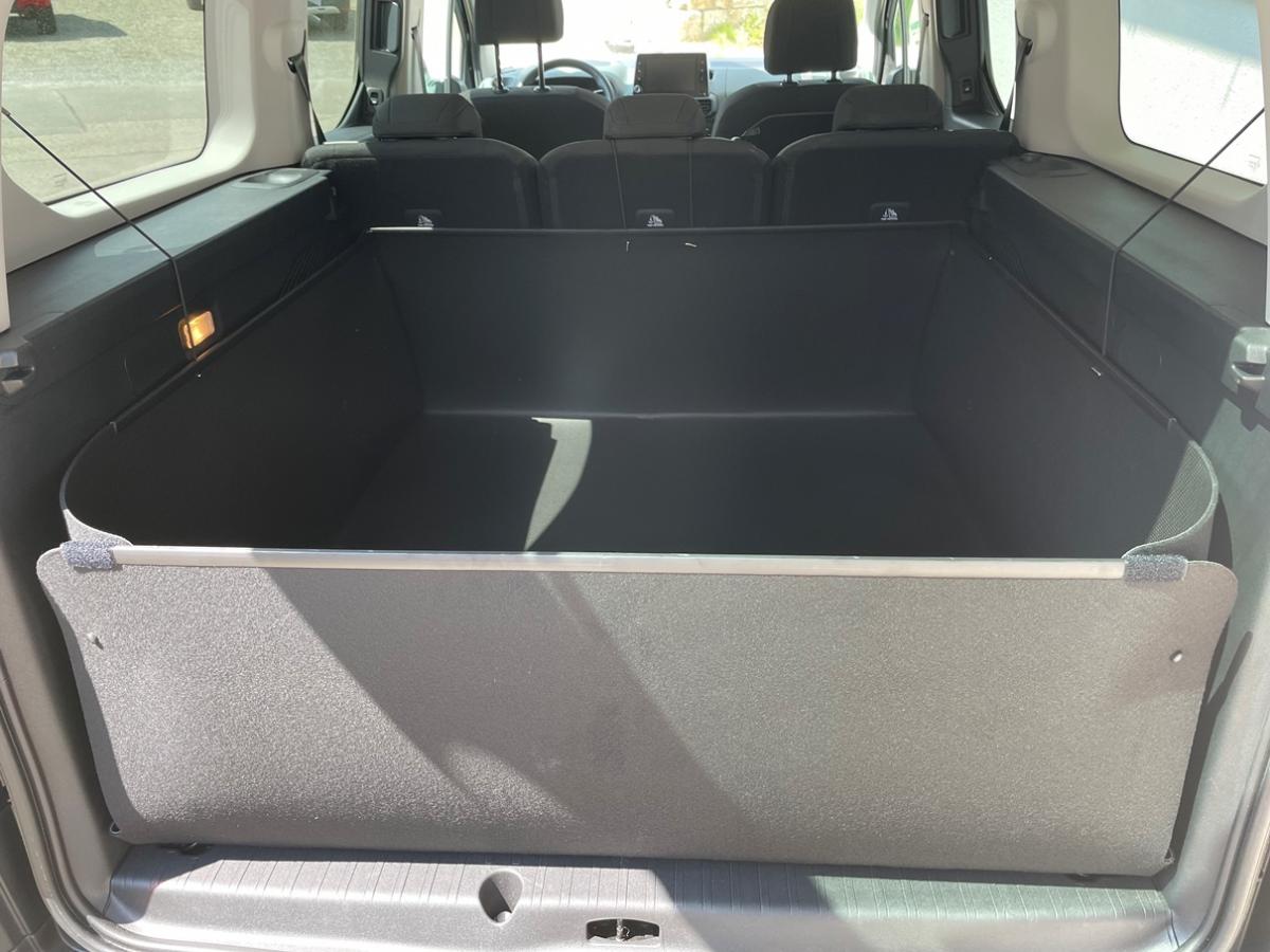 Kofferraumwanne Citroen Berlingo XL schützt den großen Laderaum hinter der 2.Sitzreihe.