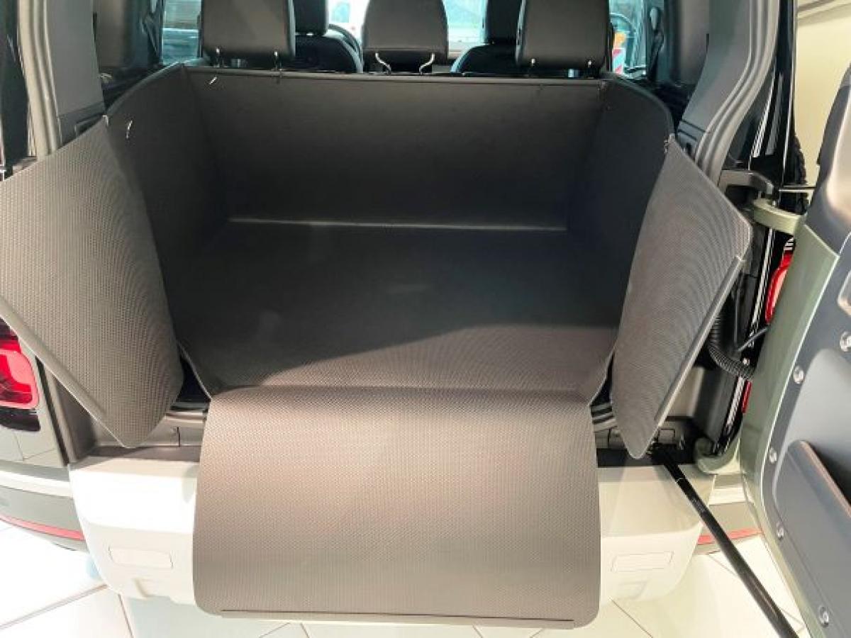 Der Kofferraumschutz Land Rover Defender bietet hervorragenden Schutz für die Ladekante und die Stoßstange beim Hundetransport oder bei sperrigen Gegenständen