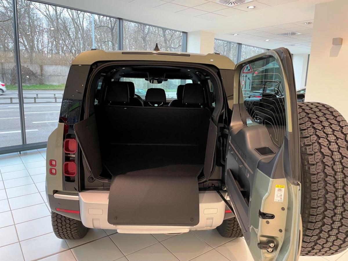 Land Rover Defender braucht einen Kofferraumschutz ,der seiner Klasse entspricht, das ist der Premiumschutz inhaenger, für Hund und alles andere Transportaufgabe