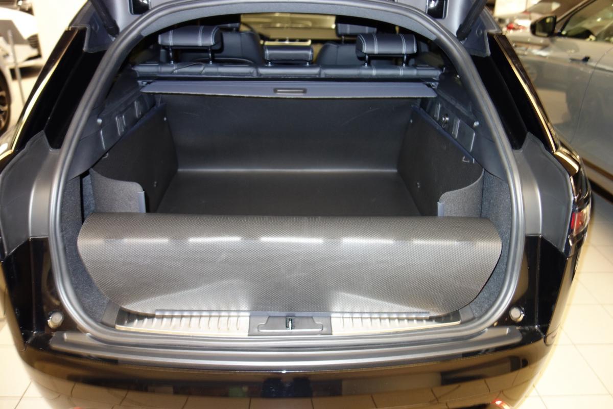 Klappen Sie den Stoßstangenschutz hoch, alle Seiten Ihres Land Rover Velar ist gegen Schmutz und Beschädigung geschützt.