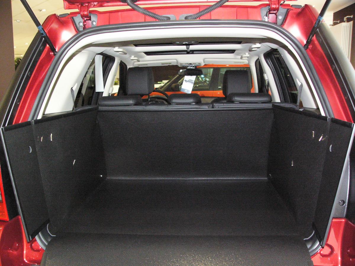 Hoher Kofferraumschutz für Land Rover Freelander 2,  passgenaue Kofferraumwanne gegen Schmutz, Nässe und Beschädigung