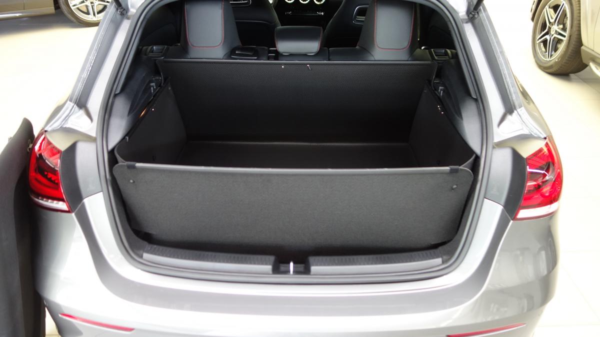 Sie haben nicht nur für den gesamten Kofferraum von Mercedes A-Klasse sondern auch für die Heckklappe professionellen und zuverlässigen Schutz vor Schmutz und Beschädigung. Der inhaenger ist selbststehend, ohne Klettverschlüsse, Bänder oder Schnüre.