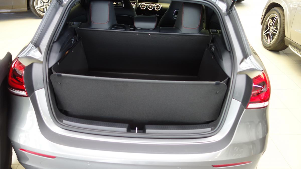 Kofferraumwanne Mercedes A-Klasse schützt die Heckklappe von innen zuverlässig.
