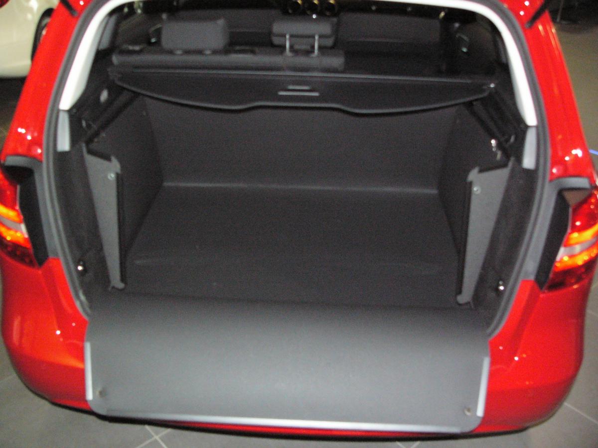 Sie haben nicht nur für den gesamten Kofferraum der B-Klasse sondern auch für die Ladekante und Stoßstange professionellen und zuverlässigen Schutz vor Schmutz und Beschädigung. Der inhaenger ist selbststehend, ohne Klettverschlüsse, Bänder oder Schnüre.