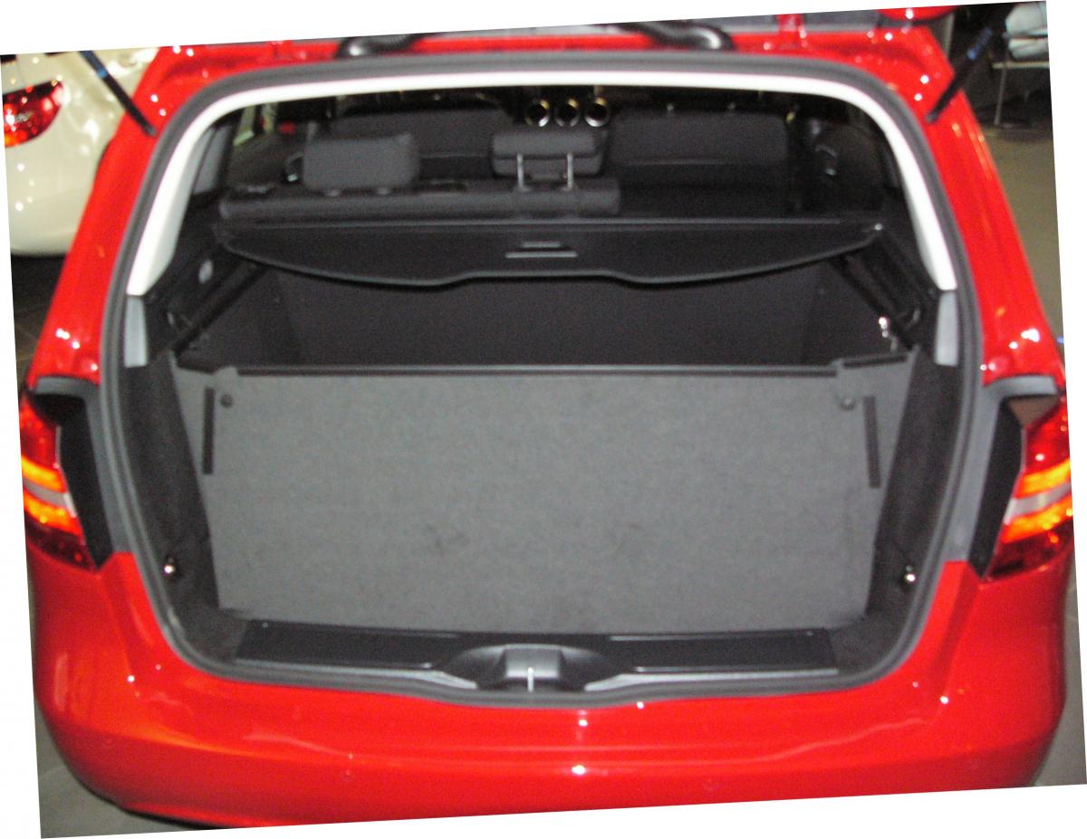 Der hochgeklappte Stoßstangenschutz schützt die Heckklappe der B-Klasse während der Fahrt vor Verschmutzung und Beschädigung wie einSchutzschild, falls ungesicherte Gegenstände im Kofferraum  gegen die Heckklappe geschleudert werden.