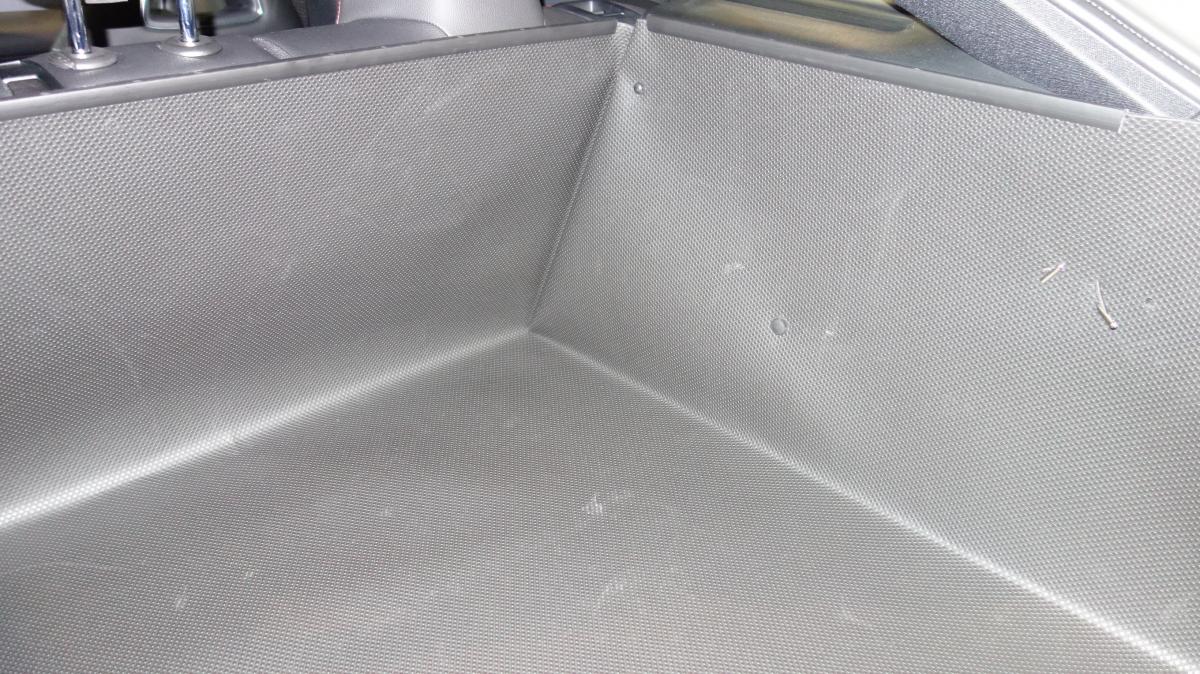 Der Schutz hoch bis zu den Fenstern und Kopfstützen  ist gewährleistet, damit Sie auch Ihren schmutzigen Hund ohne Bedenken in den Kofferraum hineinspringen lassen können