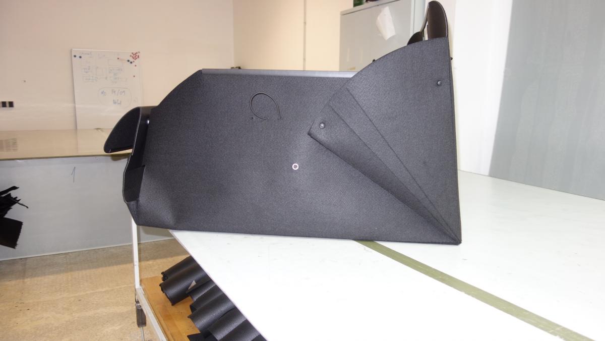 Kofferraumwanne CLA shooting brake,  schräger Lage der Rückenlehnen wird sekundenschnell in senkrechte Position gebracht