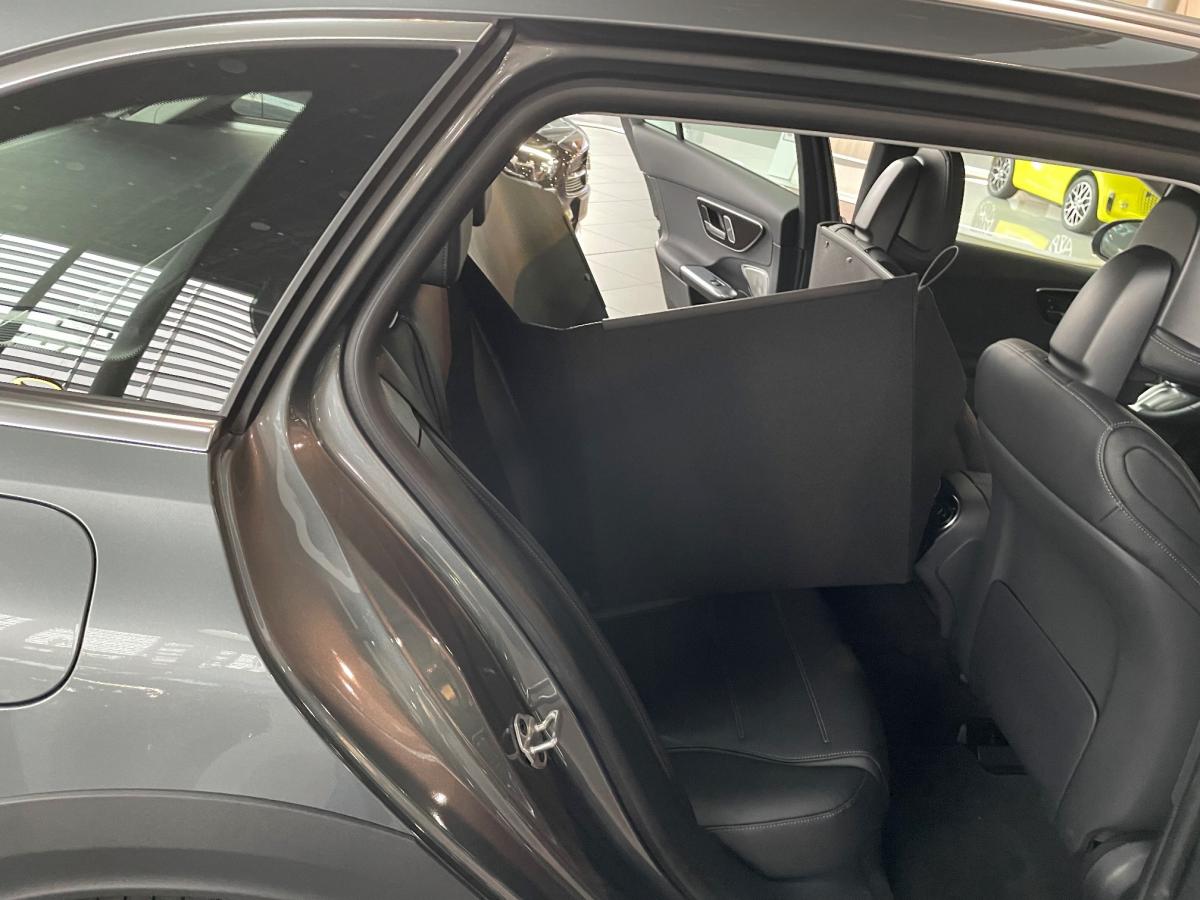 Die Rückenlehne Ihres C-Klasse T-Modellsim Fond wird vom Sitz bis zu den Kopfstützen und von Tür zu Tür geschützt