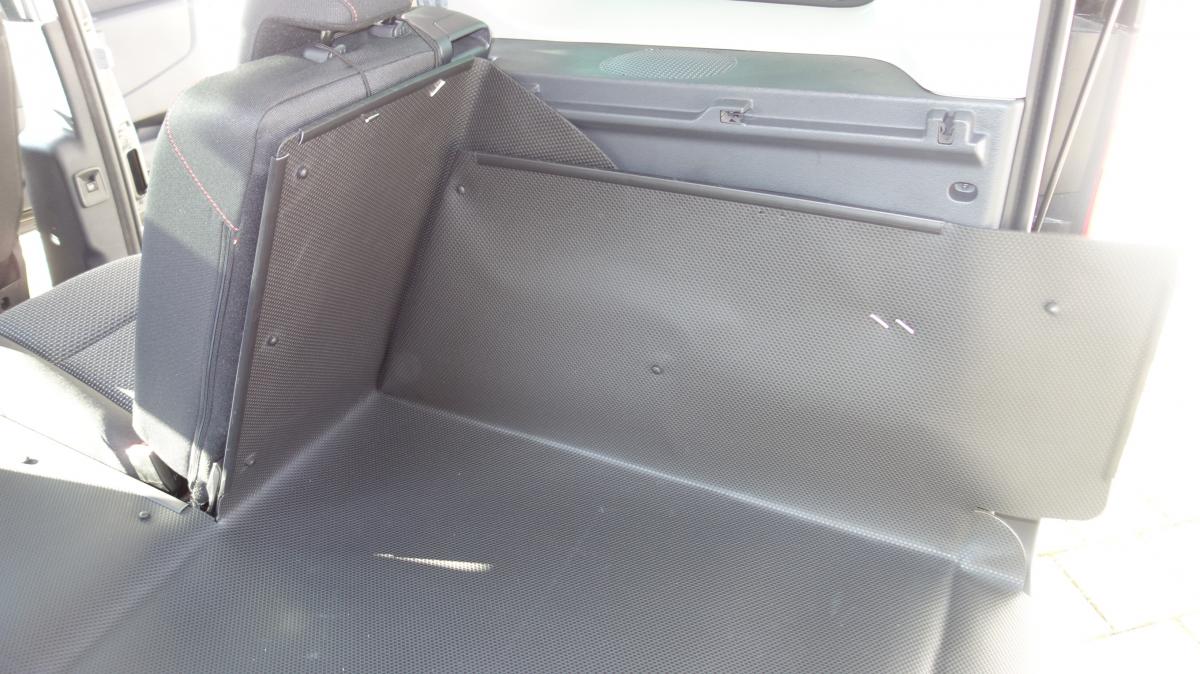 Die faltbare Kofferraumwanne Mercedes Citan sitzt an den Rückenlehnen, Wänden und Boden wie angegossen