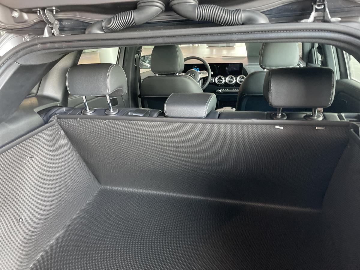 Aus der Bodenmatte machen Sie innerhalb von Sekunden einen Superkofferraumschutz für Ihren Mercedes EQA. Eine Verkleidung glatt ohne Faltenbildung wie aus der Erstausstattung