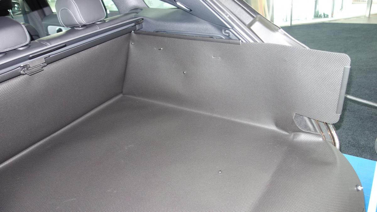 Auch bei der Variante Kofferraumwanne L11 für Mercedes EQC werden die Rückenlehnen zuverlässig geschützt, das Abdeckrollo bleibt eingesetzt.