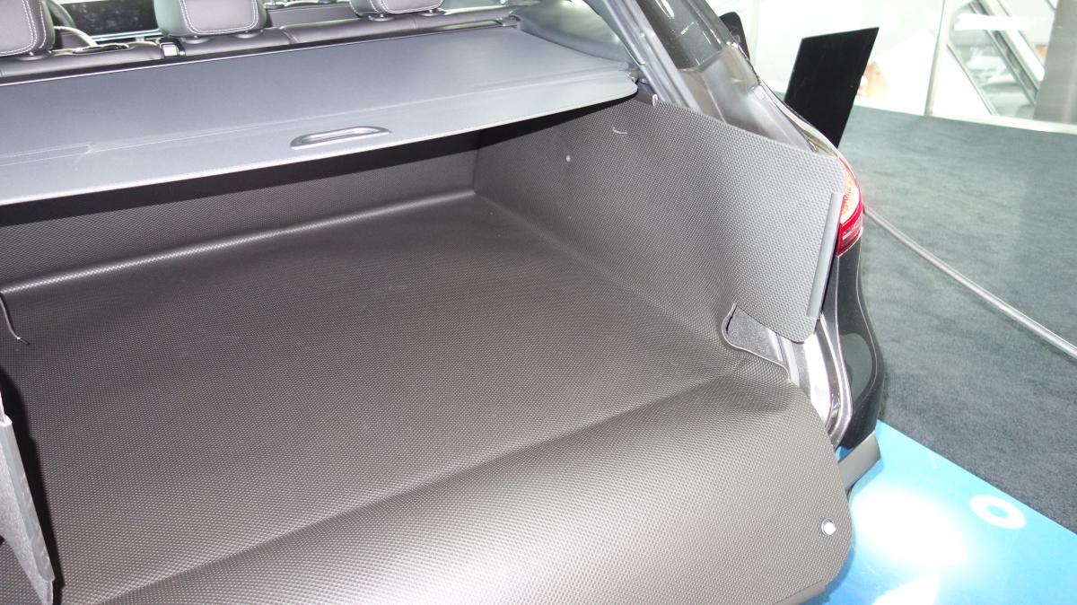 Die Stoßstange von Mercedes EQC bekommt den gleichen Schutz wie die Wände und der Boden des Kofferraums.