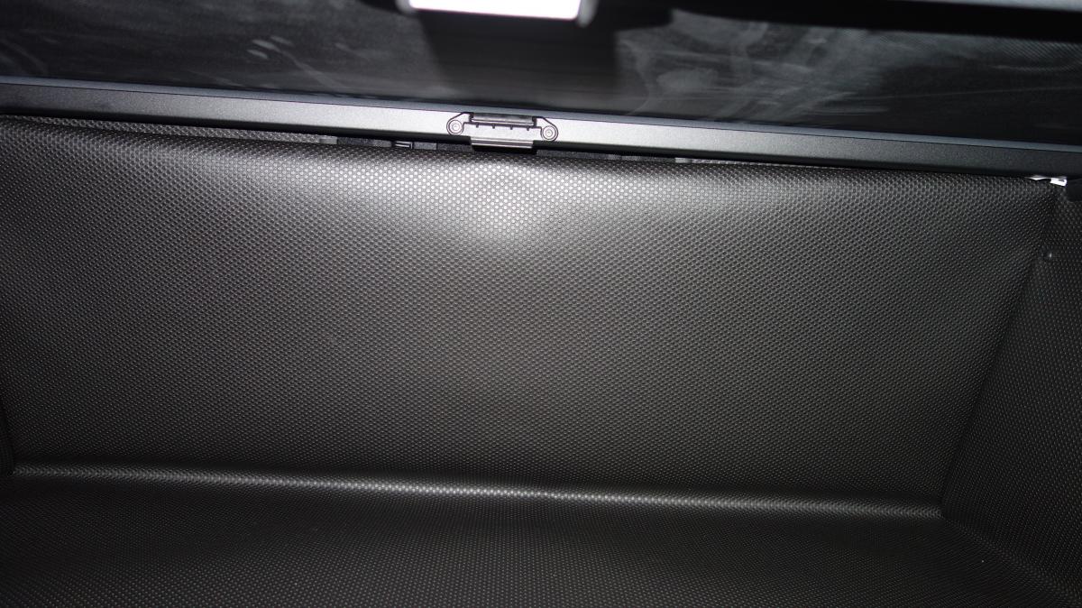 Mercedes EQC, hochwertiger Kofferraumschutz, in der 1.Gebrauchsstellung werden die Rückenlehnen bombenfest geschütz, ohne dass an den Laderaum Zugeständnisse gemacht werden. Die Falten für die 2.Stellung werden unsichtbar verstaut.