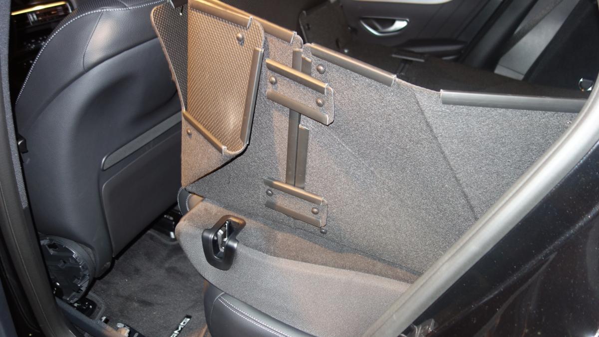 Wird der Kofferraumschutz für Mercedes EQC ausgefaltet, so sind auch die Seitenwände von der Heckklappe bis zum Fahrer-, Beifahrersitz gleichbleibend hoch und stabil. Eine saubere Sache.