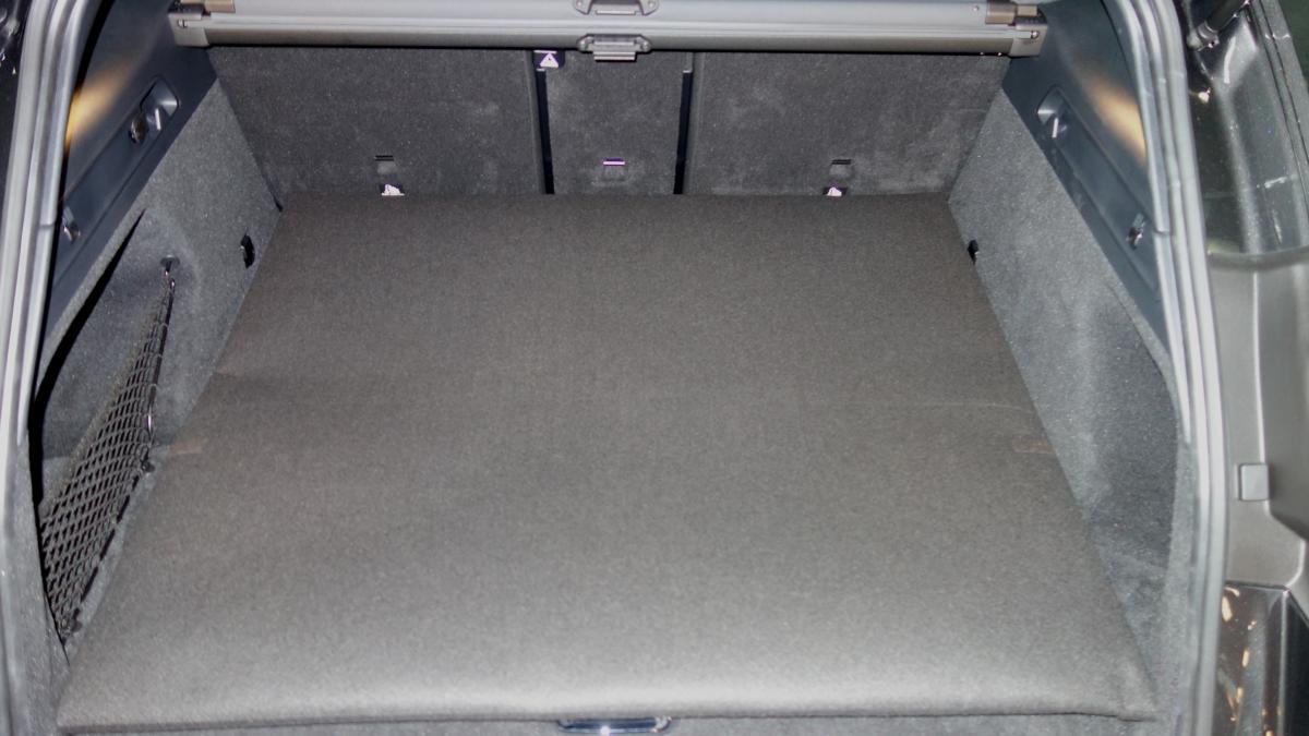 Unsre Kofferraumwanne für Mercedes EQC können Sie als eine Bodenmatte nutzen, wenn Sie keinen Transport zu erledigen haben.