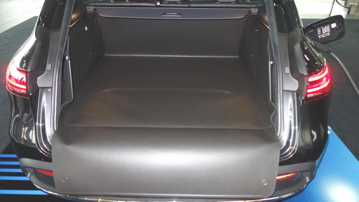 Aus der Bodenmatte machen Sie innerhalb von Sekunden einen Superkofferraumschutz für Ihren Mercedes EQC
