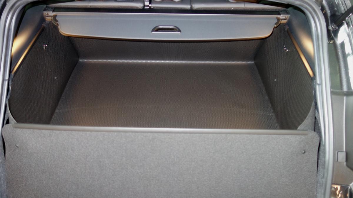 Klappen Sie den Stoßstangenschutz hoch und Sie haben eine rundum schützende, wasserdichte Kofferraumwanne für Mercedes EQC