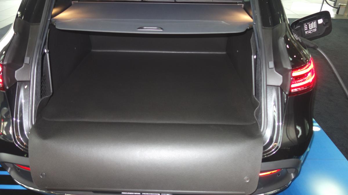 Der Kofferraumschutz Mercedes EQC ist passgenau, Sie können das Abdeckrollo zu ziehen.