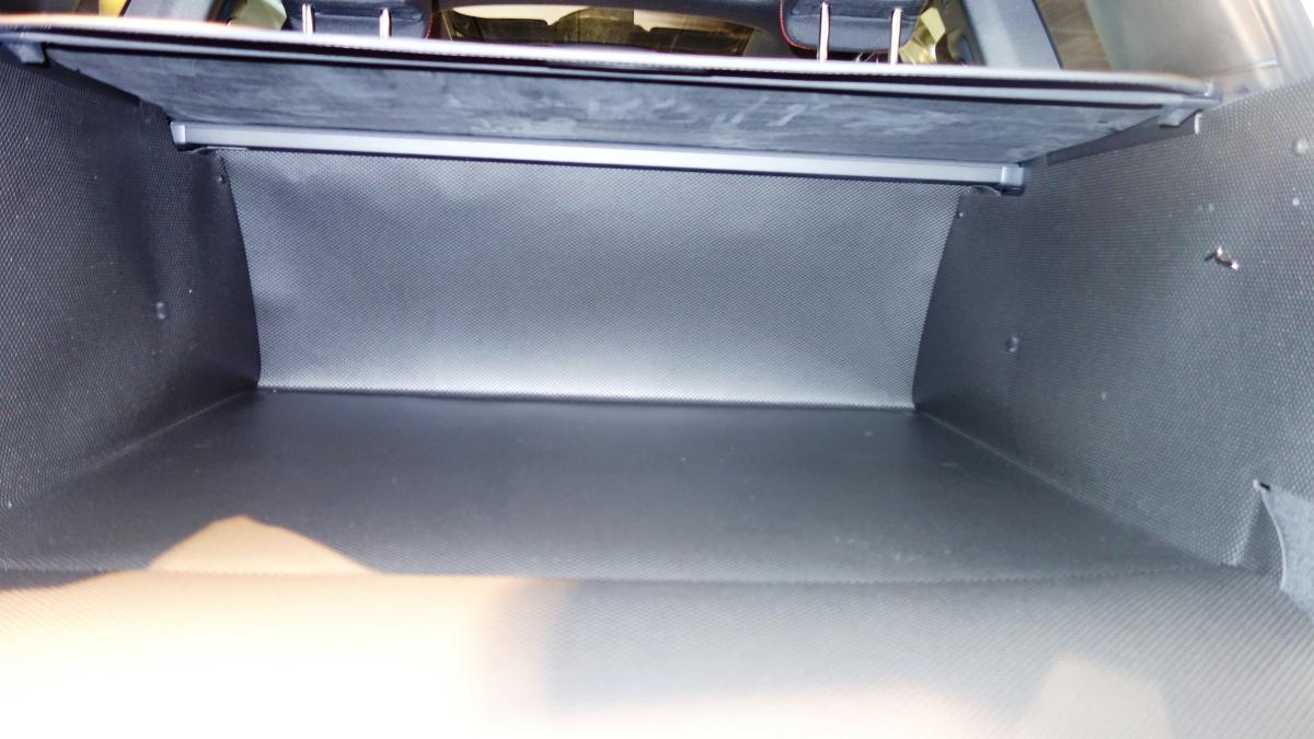 Kofferraumschutz Mercedes GLB. 100% Schutz, das Abdeckrollo lässt sich zuziehen.