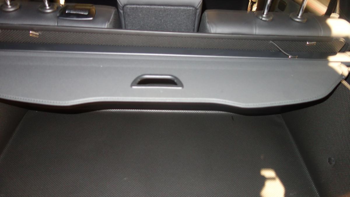 Kofferraumwanne Mercedes GLB mit Abdeckrollo. Rückenlehnen werden vollkommen geschützt.