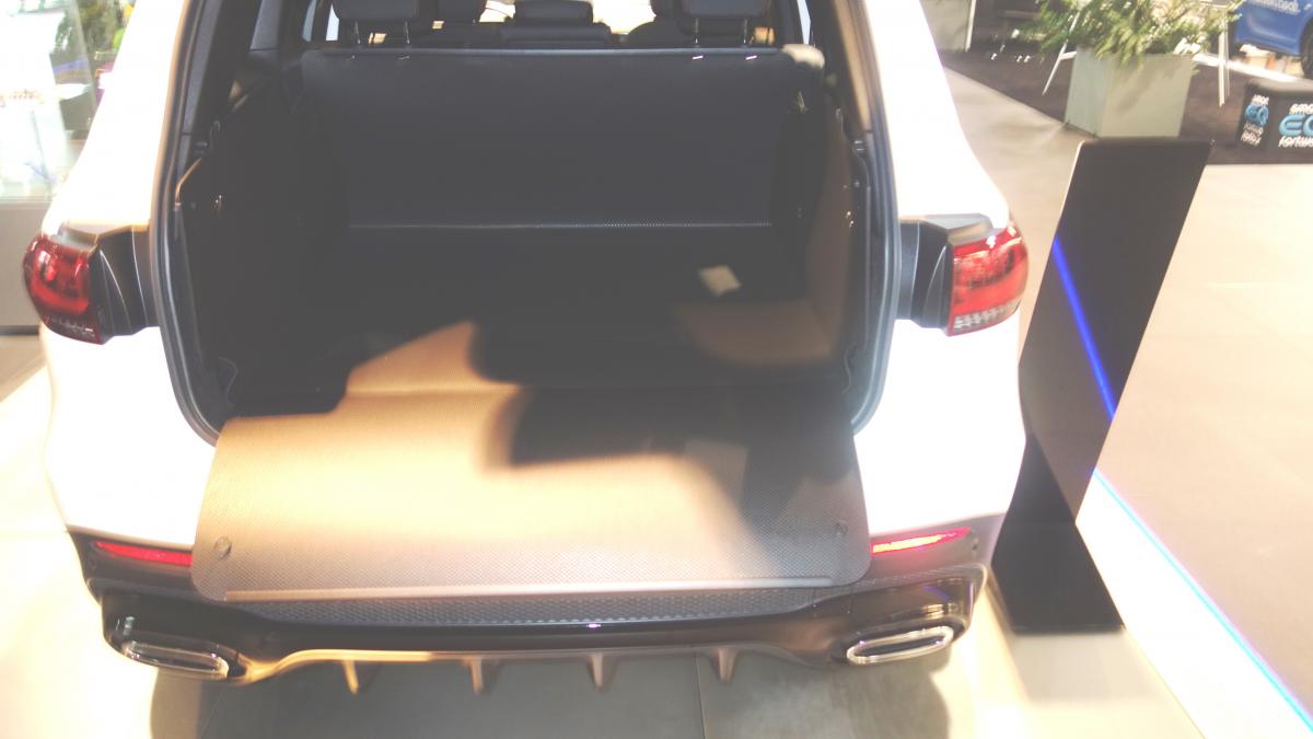 Kofferraumwanne Mercedes GLB schützt den gesamten Kofferraum sowie die Ladekante und die Stoßstange zuverlässig.