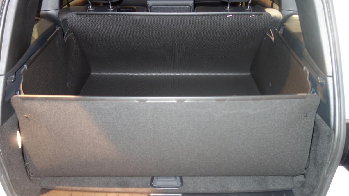 Stoßstangenschutz hochgeklappt erhalten Sie eine 100% soliden Kofferraumschutz, der wasserdicht und unverwüstlich ist.