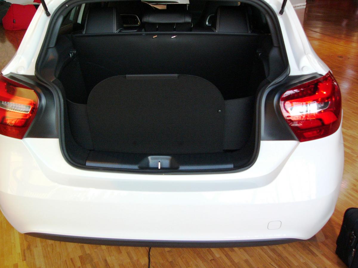 Der hochgeklappte Stoßstangenschutz schützt die Heckklappe der A-Klasse während der Fahrt vor Verschmutzung und Beschädigung wie ein Schutzschild, falls ungesicherte Gegenstände im Kofferraum  gegen die Heckklappe geschleudert werden.