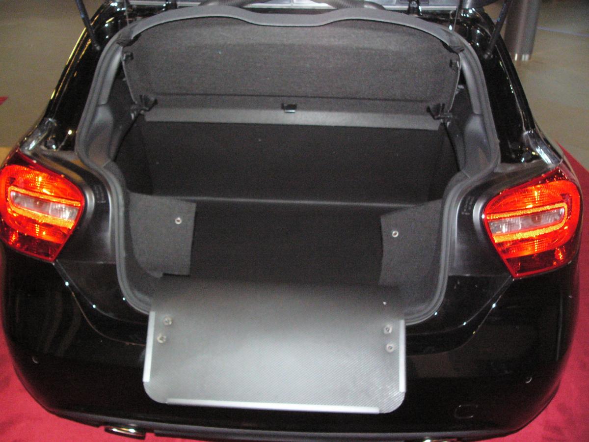 A-Klasse mit heruntergelassenem Stoßstangenschutz verhindert jeden Kratzer und Schaden.