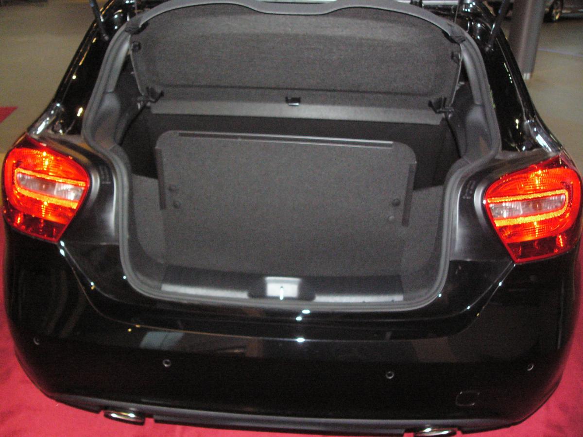 A-Klasse mit hochgestellter Klappe, die sich vor die Heckklappe wie ein Schutzschild stellt.