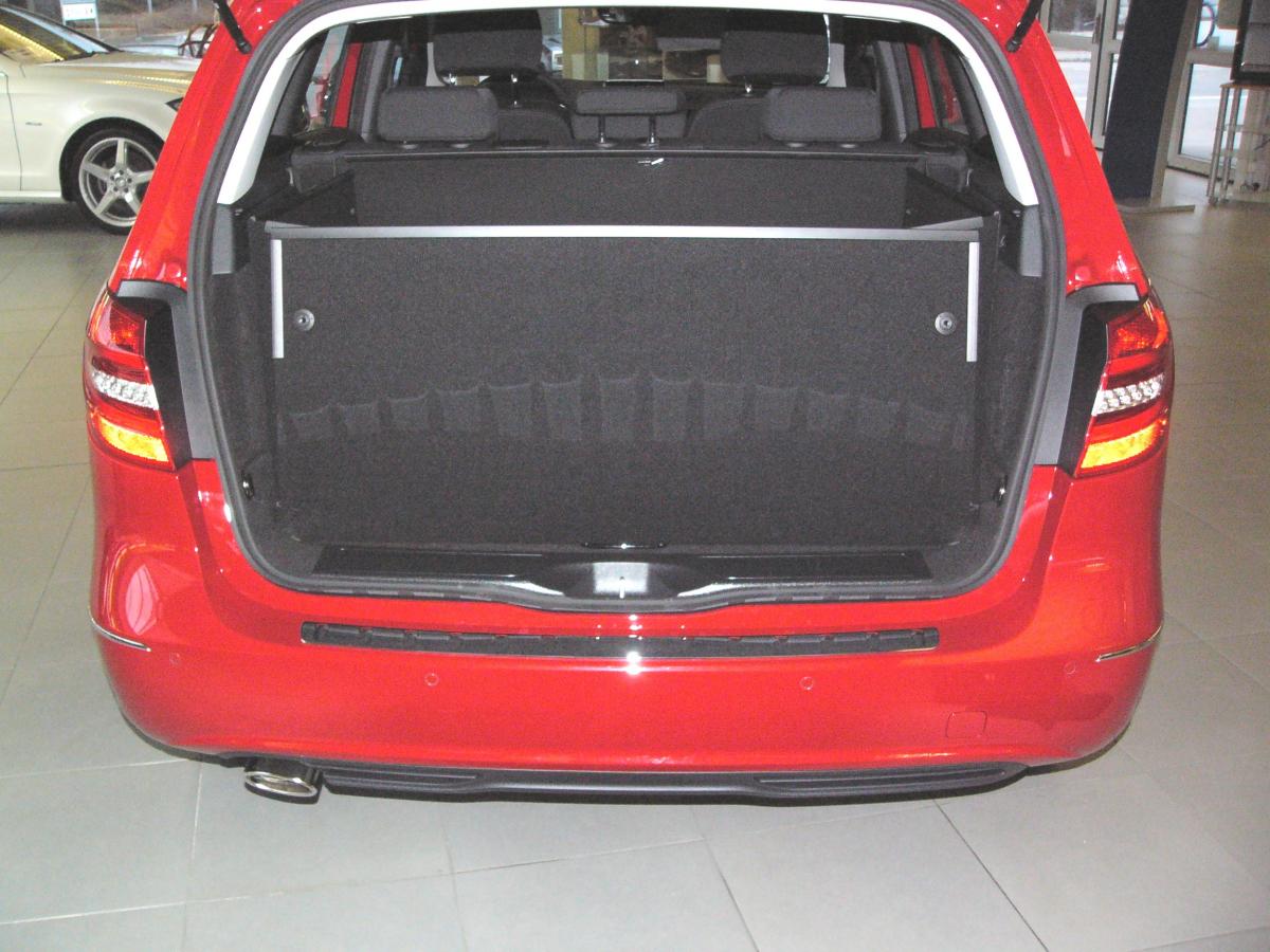 Mit hochgeklapptem Stoßstangenschutz bekommen Sie eine wasserdichte Wanne, die vor der  Heckklappe Ihrer  B-Klasse wie ein Schutzschild steht und sie vor Verschmutzung und Beschädigung schützt, falls ungesicherte Gegenstände entgegengeschleudert werden.