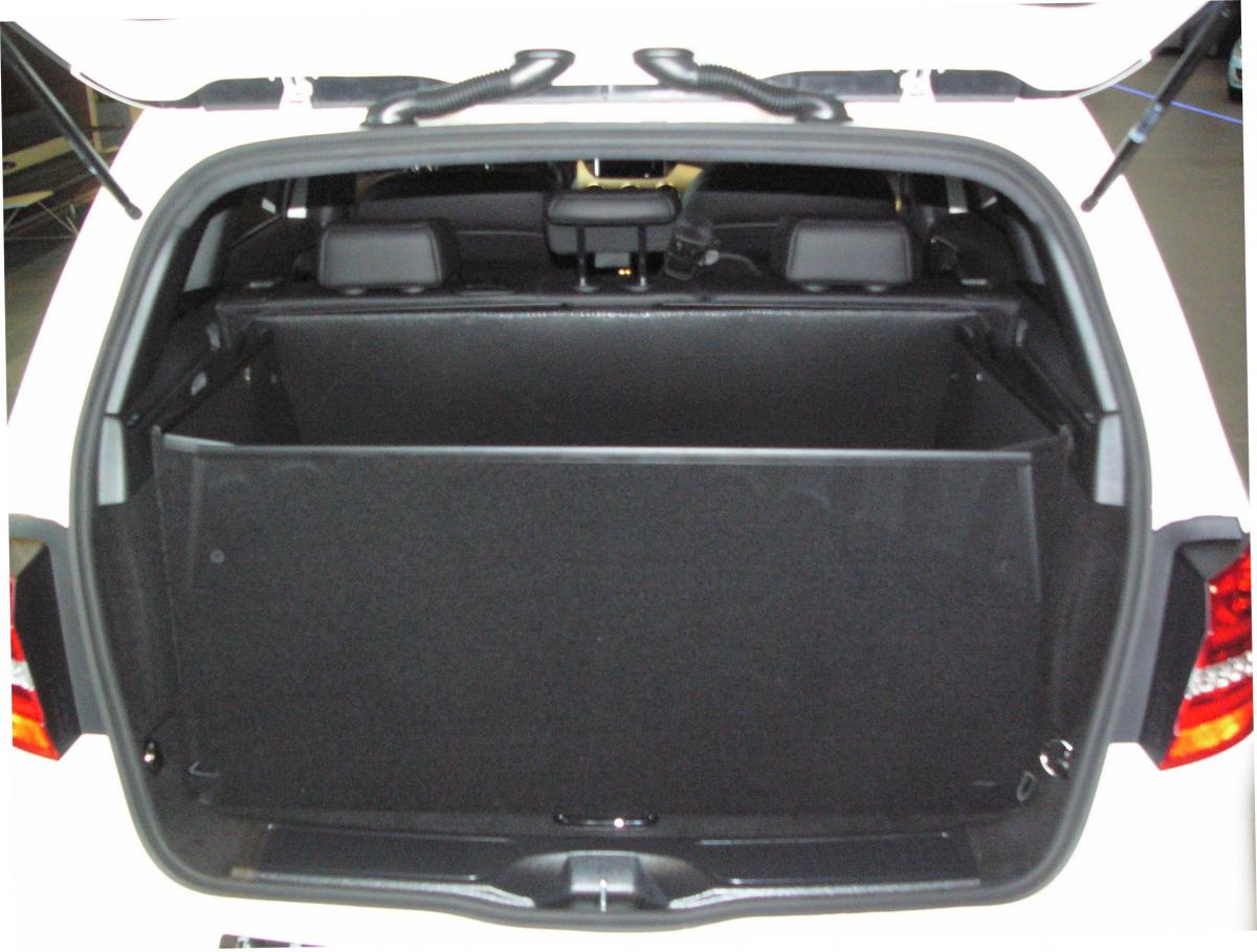 Mit hochgeklapptem Stoßstangenschutz bekommen Sie eine wasserdichte Wanne, die vor der  Heckklappe Ihrer B-Klasse wie ein Schutzschild steht und sie vor Verschmutzung und Beschädigung schützt, falls ungesicherte Gegenstände entgegengeschleudert werden.