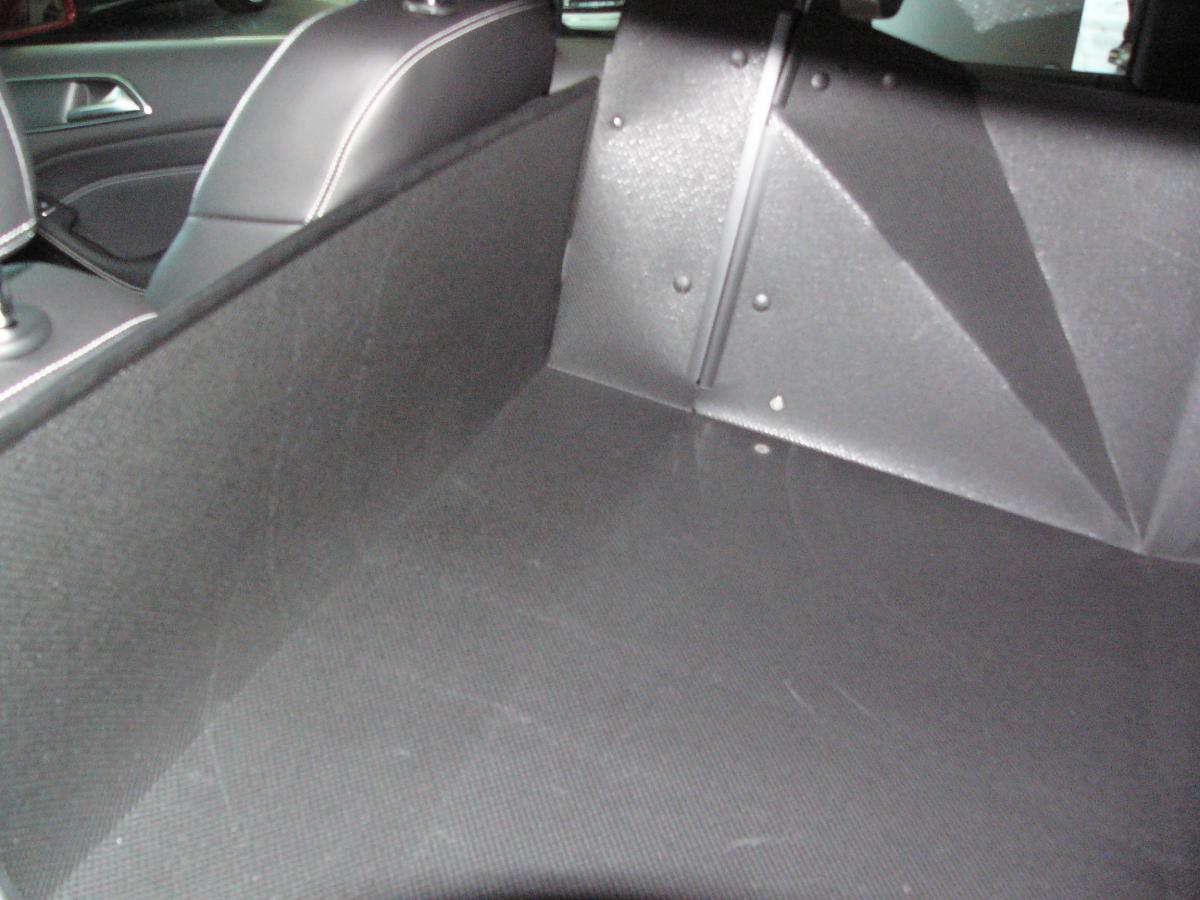 Beim Modell L11 klappen Sie die Rücksitze Ihrer B-Klasse um und entfalten Sie einfach den Kofferraumschutz bis zum Fahrersitz. Sie können jetzt lange, schwere, sperrige, spitze, schmutzige Gegenstände transportieren.