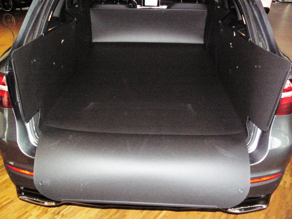 Kofferraumwanne GLB, Kofferraumboden hoch, Rücksitze vorgeschoben, Abdeckrollo draußen. Variante L11 2in1