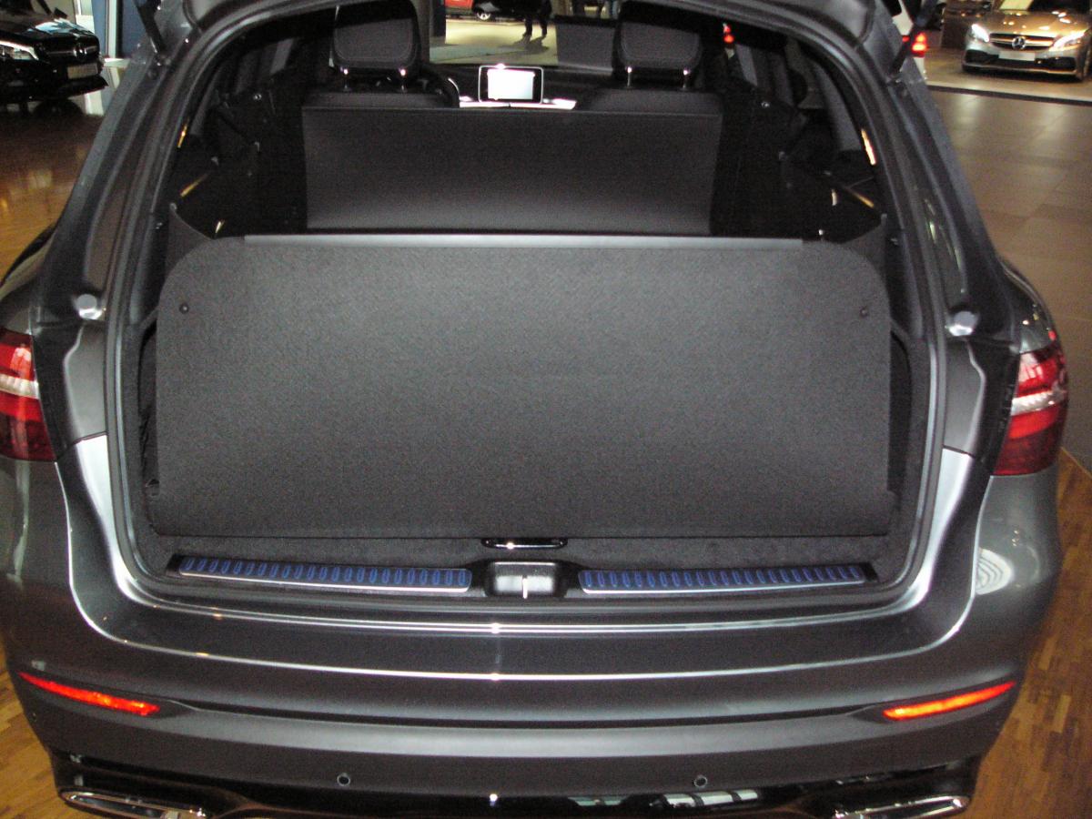 Kofferraumwanne GLB, Kofferraumboden hoch, Rücksitze vorgeschoben, Abdeckrollo draußen. Variante L11 2in1