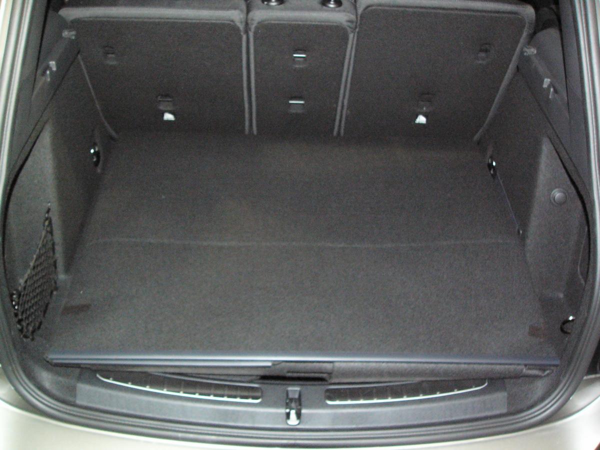 Den Kofferraumschutz L11 legen Sie in den Kofferraum ein, Ihnen steht eine strapazierfähige Bodenmatte zur Verfügung