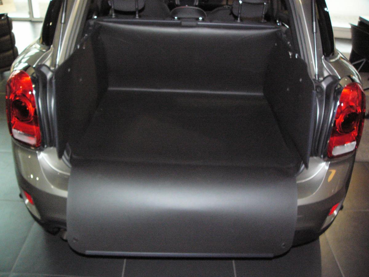 Oberteil um die Hälfte zurück und die Seitenwände hochklappen. Sie haben einen stabilen Kofferraumschutz mit Stoßstangenschutz